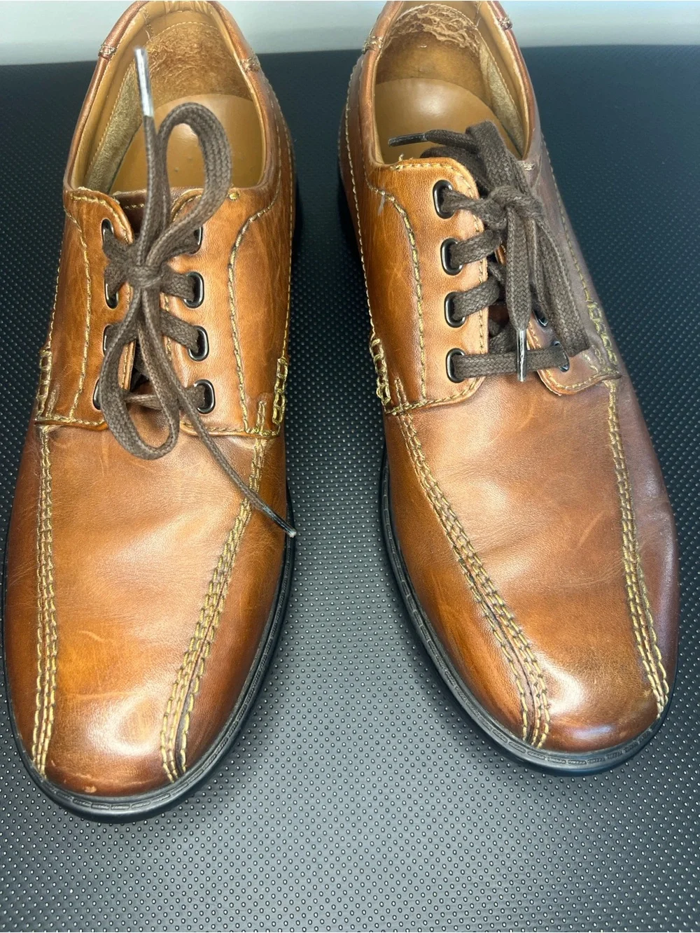 Clarks Men’s Tan Brown Leather Lace-Up Oxfords